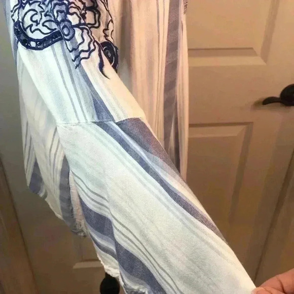 Chicos Size 2 (12/14) Blue and White Stripe Embroidered Blouse V-Neck 3/4 sleeve - Picture 3 of 6